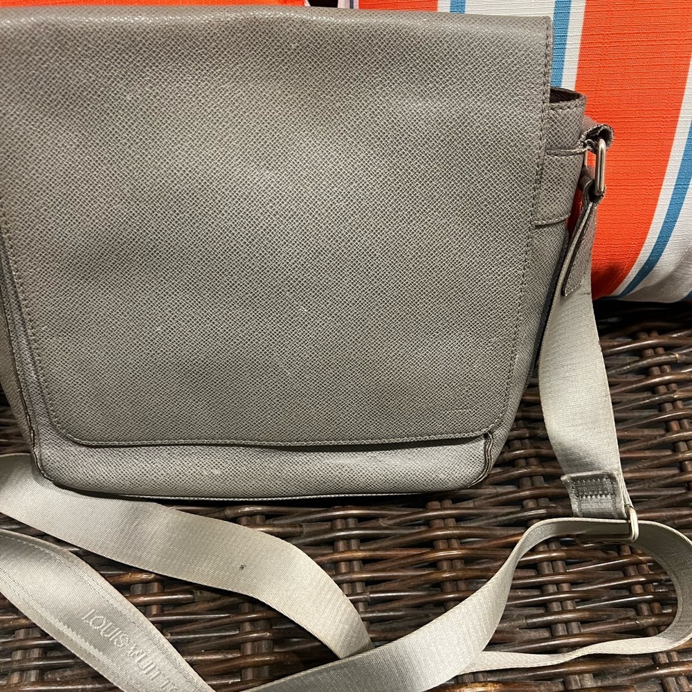 Louis Vuitton Taiga Milo Glacier Messenger Bag - Picture 3 of 16